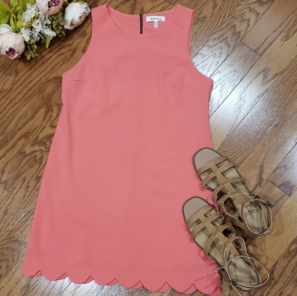 Monteau Dresses & Skirts - Monteau Shift Retro Scalloped Hem Jewel Neck Dress